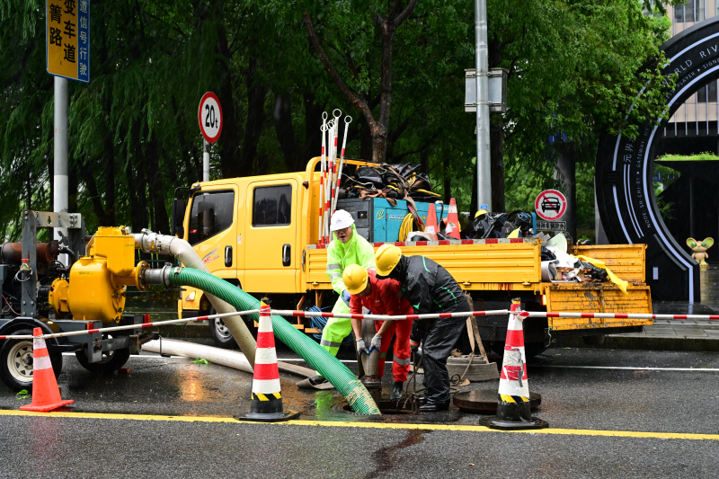 【图集】台风“白海豚”今晨致上海39处道路积水，正开展抢排清理