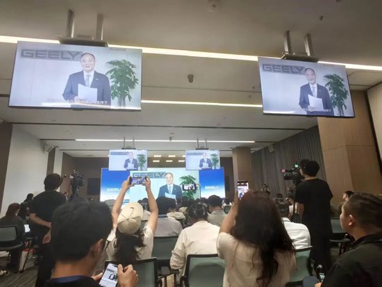 李书福，辞任！安聪慧	，接任！