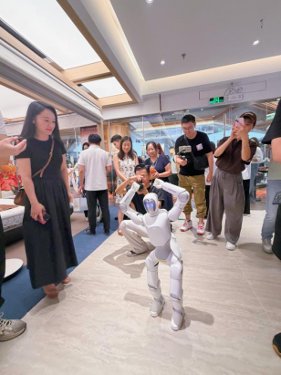 尚品宅配与上纬新材启元机器人成立合资公司	，全球首个“机器人友好家	”实景店态同步落地