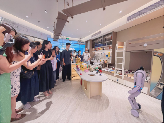 尚品宅配与上纬新材启元机器人成立合资公司，全球首个“机器人友好家”实景店态同步落地