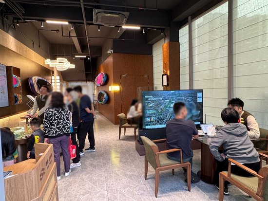 实探｜国庆假期上海楼市热度不减：新房售楼处“9点不到就有客户来了	”，二手房议价空间持续收窄