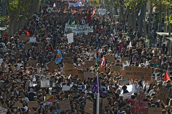 法国逾25万人参加学生抗议活动 内政部长称激烈程度“前所未有”